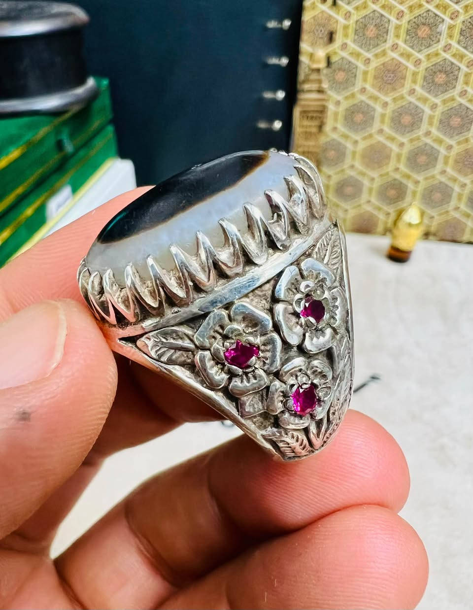 هيبة الجزع اليماني… بصياغة كاظمية الأصيلة 💎

خاتم من جزع يماني حقيقي، ثقب قديم، صيغ يدويًا بحرفية عالية في الكاظمية المقدسة، بوزن صياغة يبلغ 31 غرامًا.

🔸 صياغة كاظمية أصيلة
🔸 جزع يماني حقيقي ثقب قديم
🔸 مطعّم بالياقوت من الجهتين
🔸 صياغة يدوية متقنة
🔸 وزن الصياغة: 31 غرام

قطعة تجمع بين أصالة الحجر وفخامة الصياغة… حضورها يُلفت من أول نظرة.

أحمد الربيعي الصائغ 
***********
