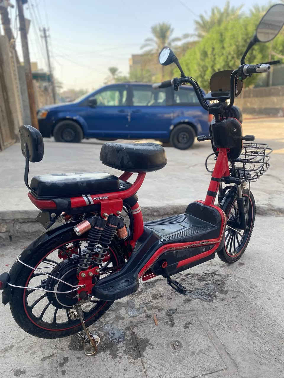 دراجه شحن رايده 200 الف قفل قفل بدون بطاريات بس عندي وياه سويجات اثنين علما تحتوي دراجه على ٦ بطاريات  مكاني بغداد حي اور الدراجه متروكه  سنتين ***********
