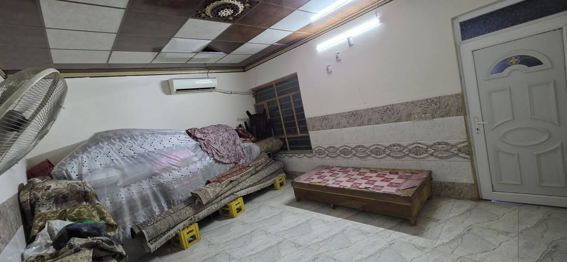 بيت للبيع او معارض مع بيت طابقين منفصل مساحه
السعر 125 مليون قابل للتفاوض
 البيت 275متر  بناء 200 متر البيت يتكون من 
غرفتين 5×4 غرفه 1 بيها سويت 
عدد المناور4 
هول عدد 2
مشتملات داخلي 2 شرقي +غربي +خارجي 1
مطبخ حار بارد 
استقبال 6×7 
كراج يتسع الى سيارتين+حديقه 
يحتوي ع بئر ماء صالح ال كلشي شرط فقط مايشرب 
طابق الثاني غرفه +بيتونه 
البيت وصل جمعيه رجال الاعمال حي الشيماء 2
وبي كارت من البلديه قرار تمليك 
الكاونترات مع البيت 
للتواصل خاص او ع *********** /***********
