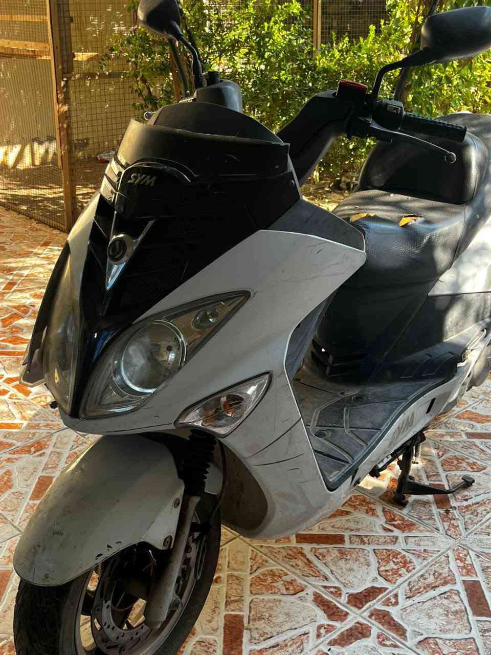 السلام عليكم 
دراجه sym موديل 2010 محرك 200 cc كهربائيات شغاله بل كامل نقصهة الوحيد بساتم السعر 400 و بي مجال صلاح الدين قضاء بلد 
***********
