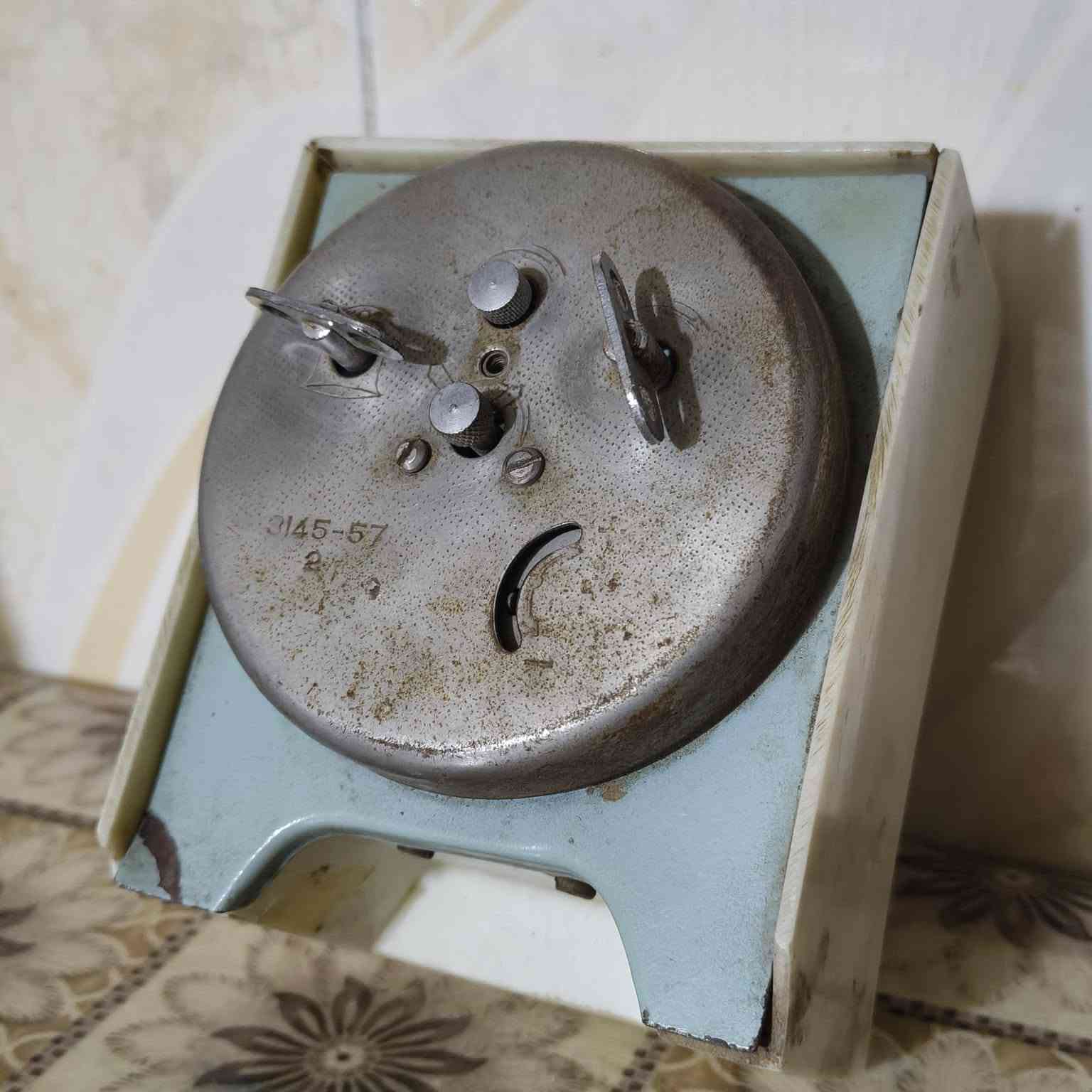 السلام عليكم ساعه (اربعه حجر) صنع بغداد عمر الساعه اكثر من (100) سنه للاستفسار الاتصال علئ الرقم ***********
