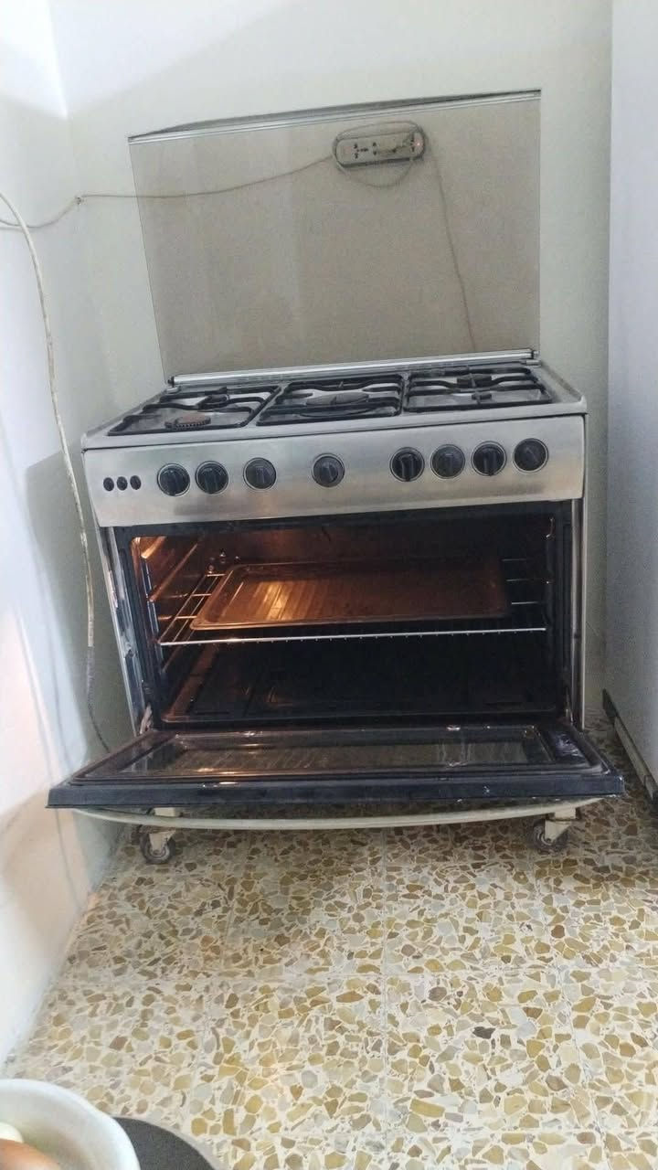 طباخ عشتار نظيف للبيع كلو شغال فرن كهربائيات
***********
