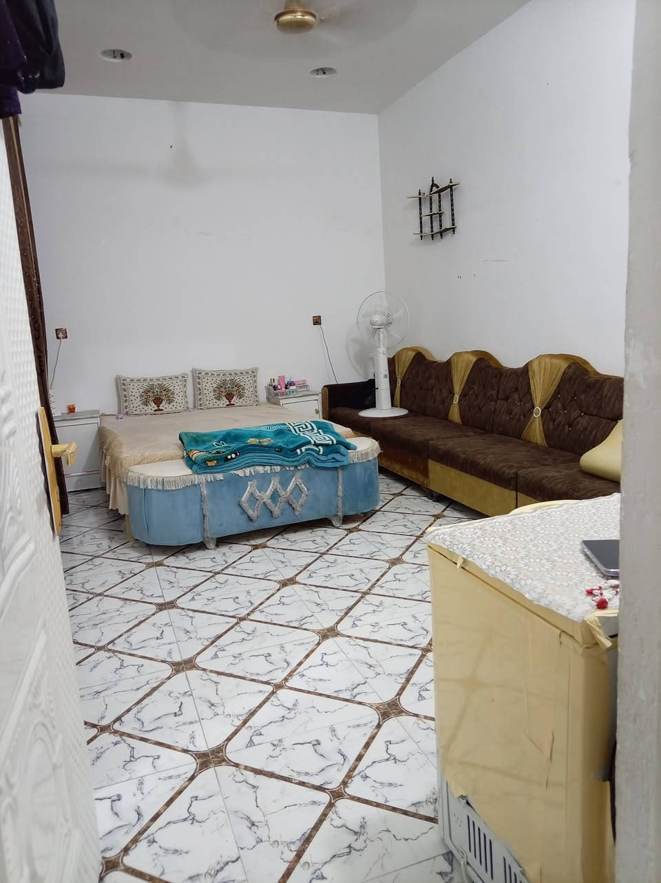 السلام عليكم بيت مساحة(( 150)) متر بغداد... المعامل... القرية الفلاحية..مقابل كوفي الزعيم خدمات كاملة مي اسالة وكهرباء خطين ومجاري وتبليط 
البيت كامل مكمل بناء حديث طابوك و صب كونكريت
البيت طابو زراعي سند 25 سعره ((   ٧٥  )) وبي مجال 
بسيط... للاستفسار الاتصال على الرقم(***********)
