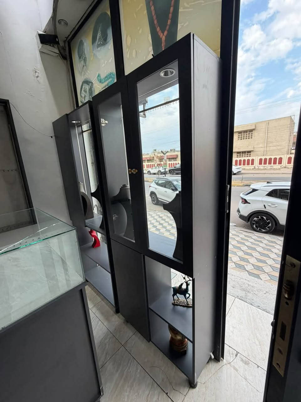 سلام عليكم غراض محل لبيع شلع 
فاترينات جدار عدد ٤ القياس 
مترين 120x
فاترينات ارضيه عدد ٣ ومن ضمنهم وحده بيه مجرات القياس 150x75
فاترينات عرض عدد ٢ القياس ارتفاع مترين والعرض ٨٥ 
زاويه عدد واحد 40x40 والارتفاع ٢٠٠
طبلات عدد ٢ 
قاصه عراقيه حجم كبير 70x100
قنفه عدد واحد
سعر الكلي للغراض مليونين وربع 
وسعر القاصه ٥٥٠ الف 
***********
