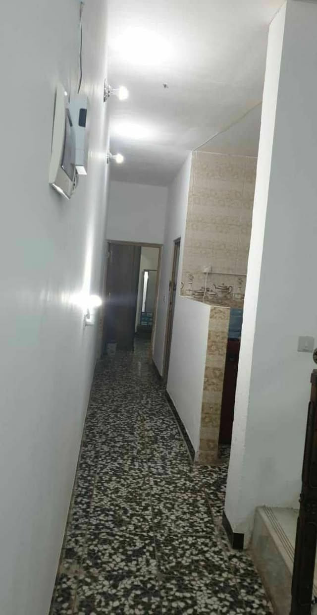 بيت ١٠٠م للبيع واجهه ٥ نزال ٢٠ المكان ديوان المخابرات السعر ١٨٥ ***********
