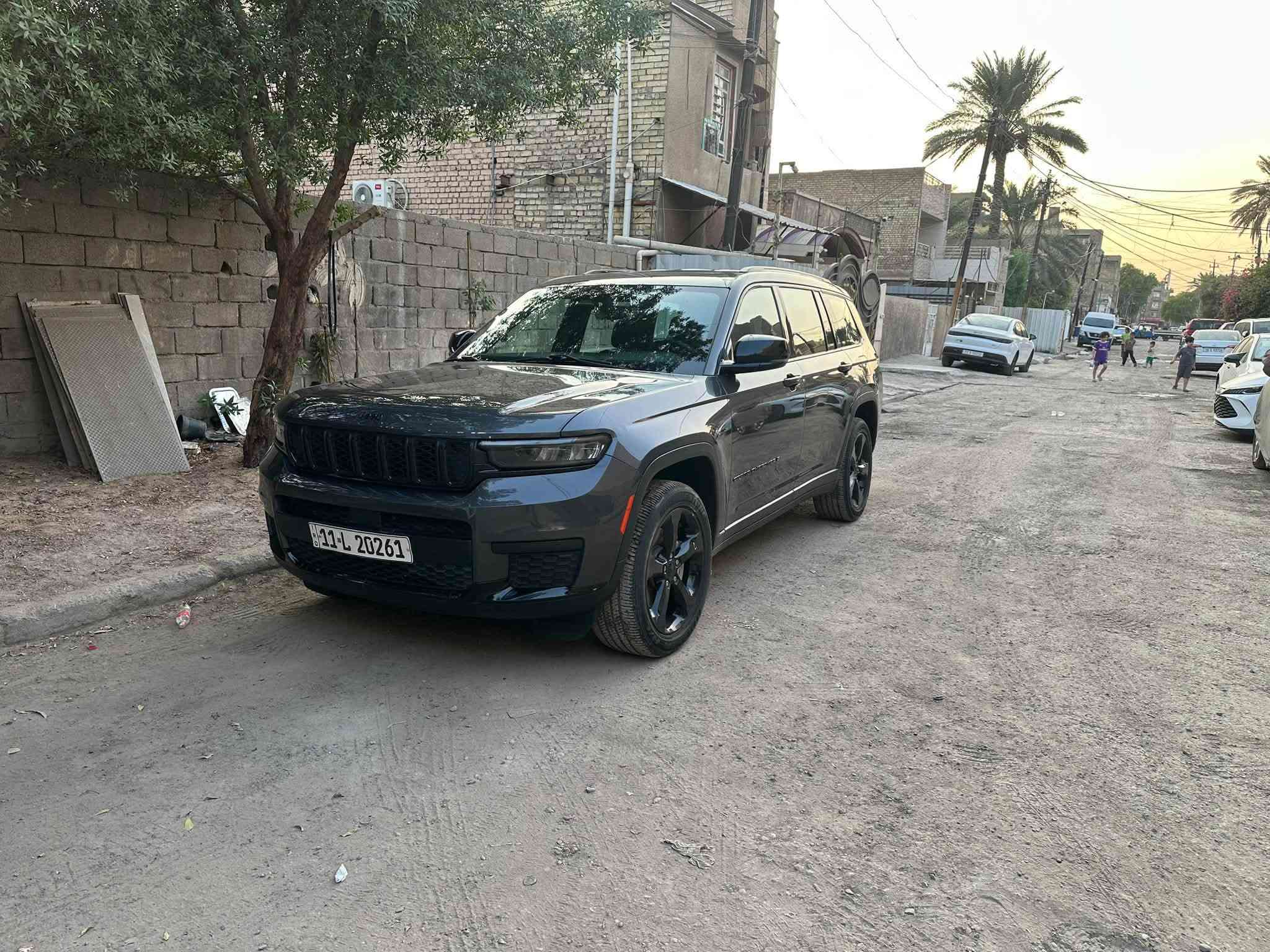 سلام عليكم 
جيب ٢٠٢٣ بلاك توب
سياره وارد امريكي سبع راكب
سياره جديده و حلوه 
بدون ايرباك 
فقط صبغ ربع الجنطه 
دعاميات سياره بلاديه جايه وياه داخل سياره مجرد مفتوحات  
موجوده السياره بغداد الغدير ساحه ميسلون
سياره بسمي تحويل ثاني يوم بغداد 
***********
