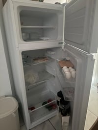 ثلاجه حجم وسط للبيع للاستفسار مراسلة الرقم 7779306838