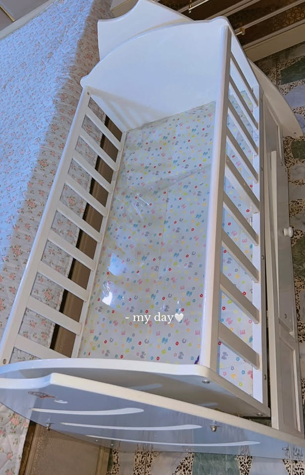 سرير طفل يخبل نضيف 💕ومستعمل قليل
اريده ٦٠ وبيه مجال 

هذا الرقم مراسله واتساب 

***********
