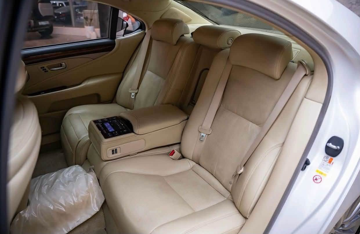 السلام عليكم 
ارقى وأفضل ما صنعت
لكزس  Ls460L VIP موديل 2016
فول  مواصفات لارج باب طويل
مواصفات 
4 كشن كهرباء 
مساج
      دبل جام !! 
تدفئة تبريد كل المقاعد 
خزن ميموري كل المقاعد 
اوتو هولد
بيبان 4 + صندوق شفط
سايد بريك بصمه 
مري تعتيم 
زراك لايتات
لايت دوار 3 عدسات متحرك مع حركة السيارة
زينون بلادي 
بردات المقاعد الخلفيه والجامه الخلفية كهرباء 
ثلاجه 
وDvDخلفي + شاشة خلفية كبيره
العينه ديجتل وسرعة السيارة 280 ✈️ 
اقراص امامي وخلفي 
تبريد من كل الجوانب 8 قطع 
بيبان + صندوق شفط 
سستم صوت 23 سماعه من شركه مارك ليفشون 
وبعد هواي مواصفات  السعر 300 
رقم اربيل بأسمي تحويل او وكاله جاهز 
 للاستفسار : ***********  
***********
