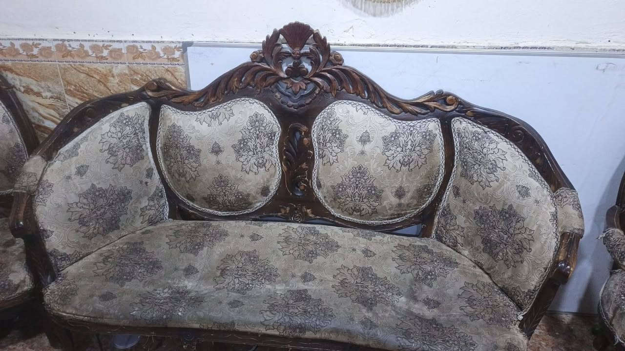 تخم للبيع ست كراسي ووحده جبيره خشب زان المصري ثكيل للاستفسار الاتصال على الرقم ***********
