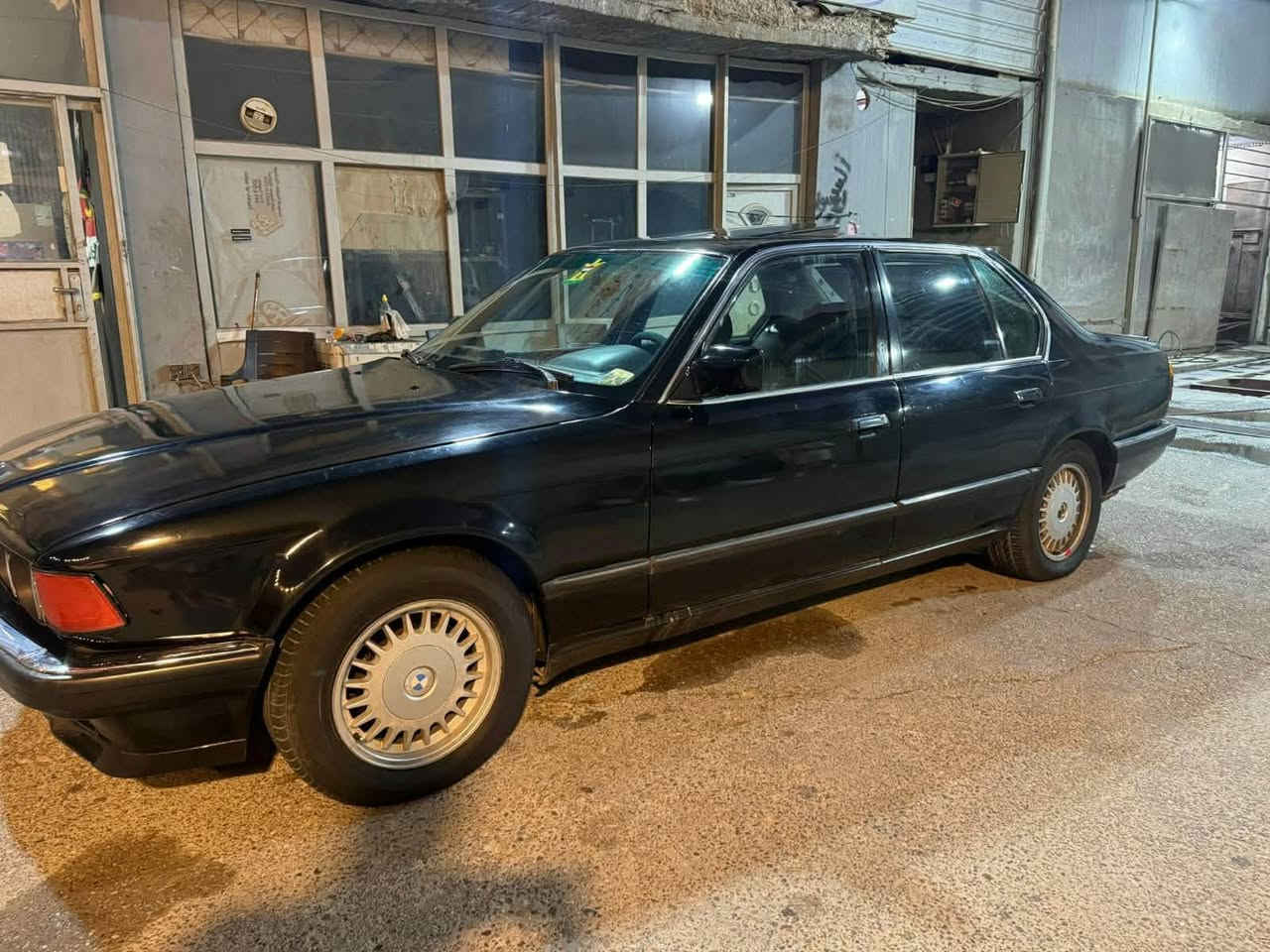السلام عليكم 
الفخامه ألمانية
بي ام 
فئة730i
مديل90
كهرباء كامله 
رقم بغداد
الدولي باسمي
لون اسود
كشر جديد 
مكينه v6 مفتوح
السياره مصبوغه جماليه مكفوله من الضربه او الكص
النواقص تبريد مشحون غاز وكمل بس كهربائي 
حداديه نص عمر
السعر 44وبيه مجال 
رقم***********

