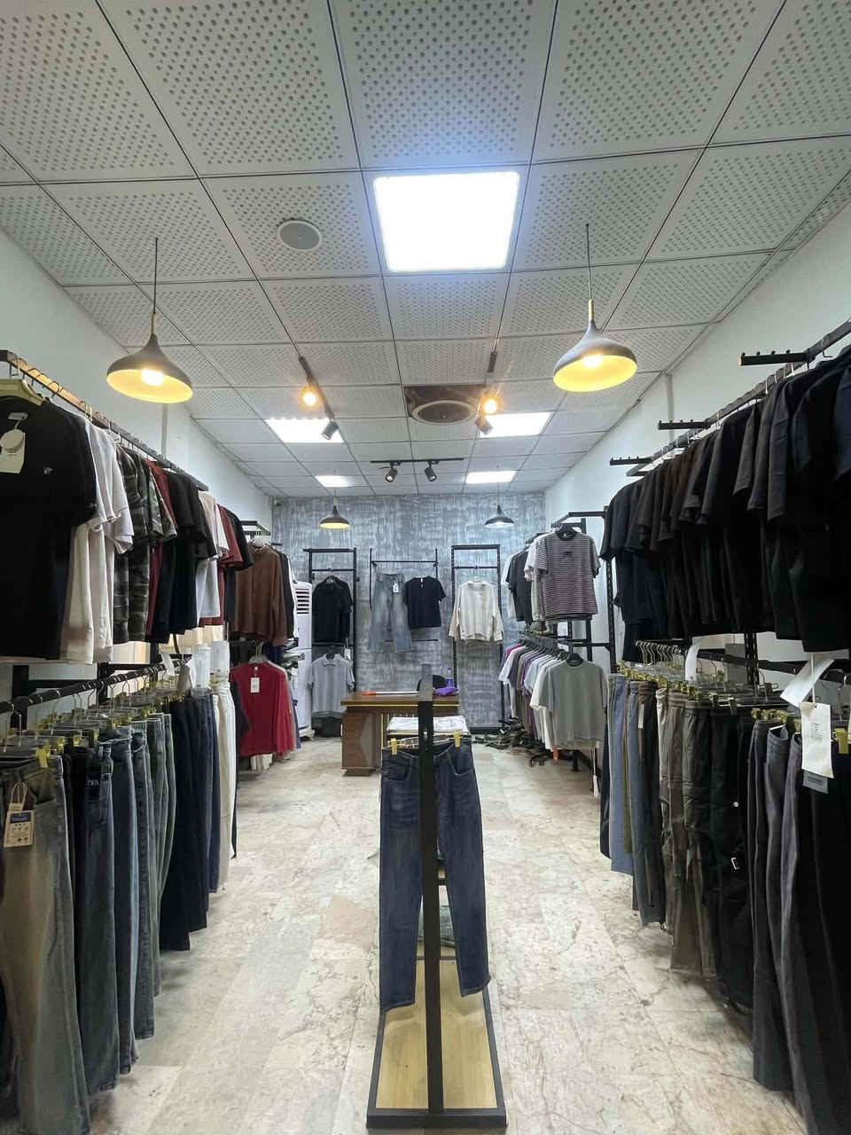 سلام عليكم مكلف بل نشر 
محل للبيع (أزياء العراق M2)
الموقع: السايدين مقابل كوفي علي رعد 
-موقع تجاري ويحتوي على منضومة كامرات +بلازمه+ سبلت+سستم صوت +سقف ثانوي + ديكور اناره+عارضات ملابس+ملكانه عدد2+ ستار خشبي والكثير من الملحقات. يُباع مع البضاعه 
                    (محل حلو ومرتب) 
للأستفسار على الرقم:- (***********)
