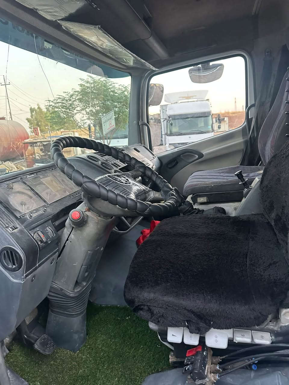 للبيع موديل 2001 مكان أربيل سعر 135 
***********

نص مكتوب في الصور:
- www.TruckStore.com