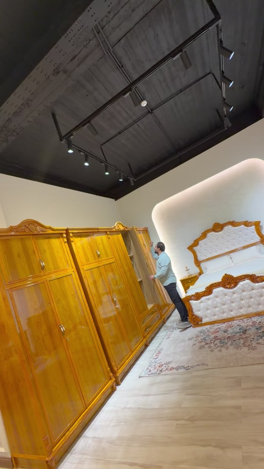 موديل الباخرة اللون صاجي عسلي  السعر مليونين و850 الف فقط غرفة 6 ابواب طابقين ملحق  داخل وخارج صاج طبيعي  الوجه صاج طبيعي5ملم الداخل صاج طبيعي 4ملم القاعدة بلوك صاج  الظهر چرچوبة شد براغي  كل الغرفة لوكنز مرتفعة عن الأرض  لف الابواب والمجرات خشب زان  كل الغرفة دنگ خشب زان  السرير التخت خشب رگم لوح 6 ارجل ثقيل شازلون وطابورية اضافيات)حسب الرغبة) ارتفاع الكنتور 260سم عرض الكنتور 345سم عرض زاوية الملابس 122سم يعني الكنتور وزاوية الملابس ضلع كامل 467سم السعر 2850 فقط شركة الأفراح للأثاث العراقي  ‏ غرفة نوم- اطقم قنفات - مفروشات - اخشاب تصنيع الأثاث  ‏العنوان محافظة واسط قضاء العزيزية الشارع الجديد مقابل مسبح ومدينة ألعاب العزيزية  ‏التوصيل والشد مجاني إلى جميع محافظات العراق ‏خدمة استبدال الغرف العراقية القديمة بغرفة جديدة مع الاتفاق على الفرق ‏ خدمات ما بعد البيع لمدة سنة مجانية  *********** *********** *********** *********** *********** *********** #اثاث #غرف_نوم #نجارة #صاج 
