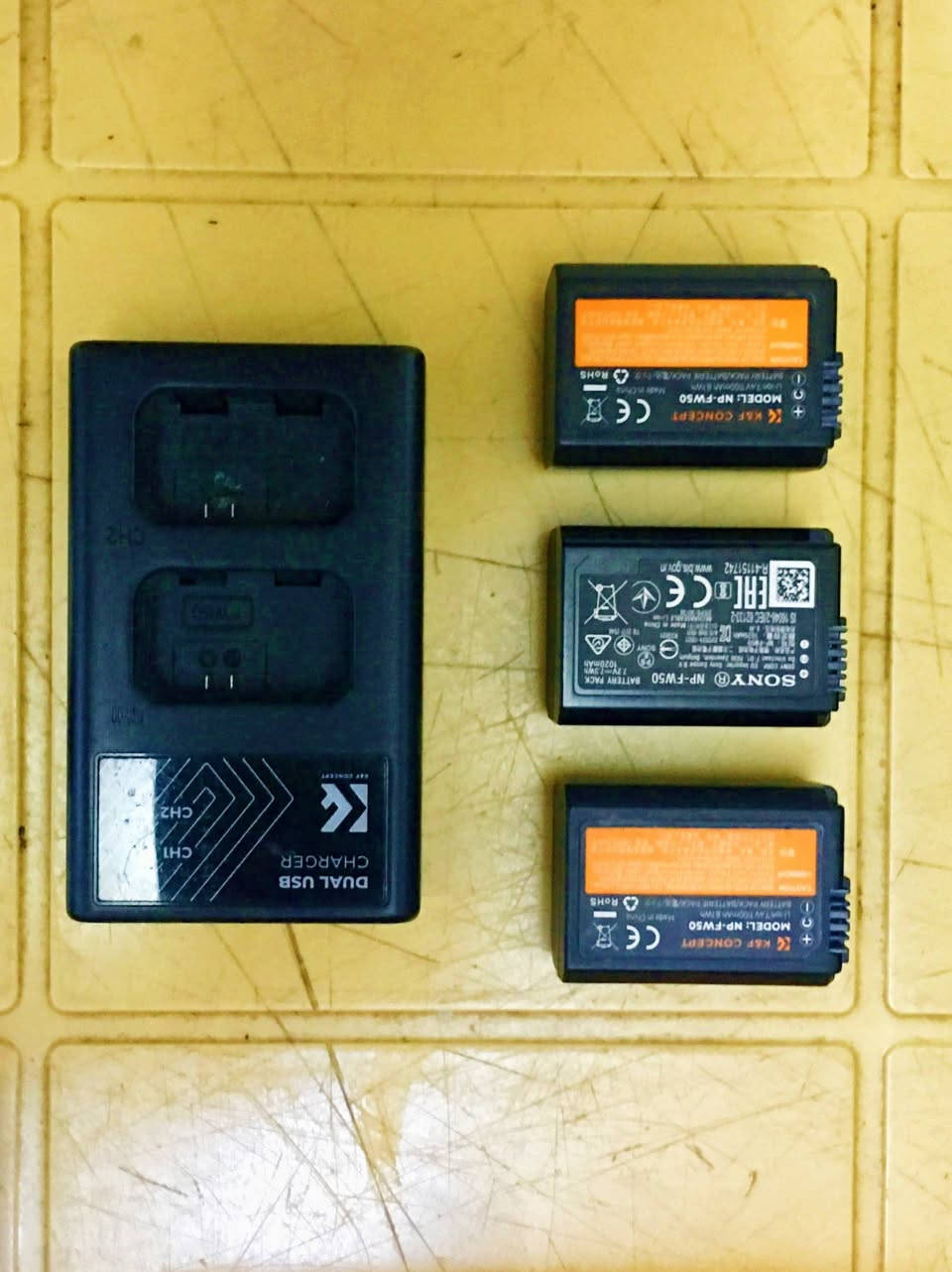 📌 للبيع: بكج تصوير كامل وشامل – كاميرا Sony ZV-E10 مع كافة ملحقاتها
للبيع بكج صناعة محتوى وتصوير احترافي جاهز للعمل مباشرة، الكاميرا والأغراض بحالة ممتازة جداً ونظيفة ومع الكرتونة الأصلية.
📸 تفاصيل البكج:
الكاميرا: Sony ZV-E10 مخصصة لصناع المحتوى والفلوقات (مع العدسة الأساسية Kit Lens 16-50mm + غطاء المايك الفرو للحماية من الهواء Deadcat).
البطاريات والشواحن:
عدد 3 بطاريات (بطارية سوني الأصلية + بطاريتين K&F Concept إضافية).
شاحن مزدوج سريع Dual USB Charger من K&F Concept.
بطارية إضافية كبيرة مع شاحن خاص بها.
الإضاءة والملحقات:
إضاءة LED مستمرة مسطحة مع مشبك وترايبود صغير (لصناعة الفيديوهات والبث المباشر).
حامل هاتف وترايبود مرن (Gorillapod) باللون الأخضر.
الحقائب والملحقات الأخرى:
حقيبة ظهر كبيرة ومقاومة تتسع لكل المعدات.
حقيبة حماية صغيرة صلبة للبطاريات والأغراض الصغرى.
حزام كتف مريح للكاميرا (Focus Strap).
جميع كوابل الشحن والوصلات اللازمة + محولات USB.
سعرهة 900 وبيه مجال مع كل هذا الملحقات 
للتواصل واتساب ***********
