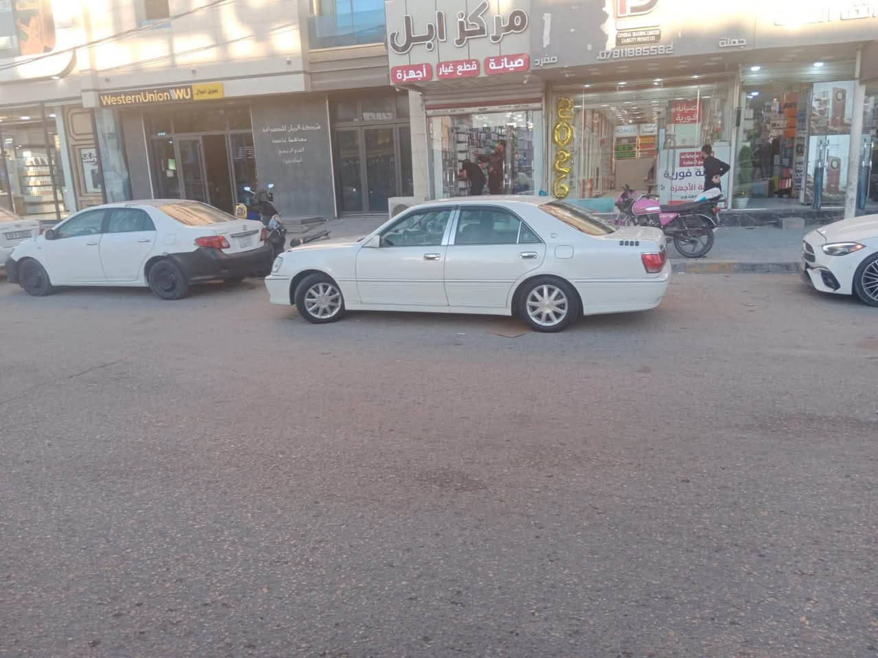 سلام عليكم ملكه 2002اصل صدفي كفاله عامه من ضربه او اكصه مدفوع كمرك باقيه على الرقم  ثاني يوم مداور قرار 48سياره حلوه 3دكم برده خلفيه  مكينه ديفور الجبير هستوني قبل شهرين طبكه كامله هيه وال كير وال ضفيره تبريد منضومه كامله ضمان سنه كامله لايت زنون عالي ناني نهار دبل شاشه غرفه جديده وين نجمه نفطي 
بعد هواي بيه موصفات 
مكان سياره نجف 

سعر 115بيه مجال قليل 
رقم /***********
