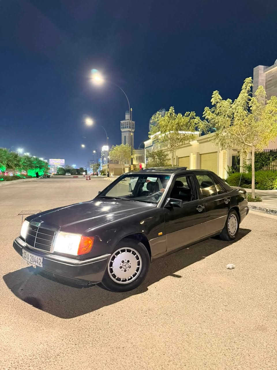 مارسدس دُب1991 للبيع
السلام عليكم اخوتي 
مارسدس دُب 1991 السياره وارد خليجي دخول 2009 
السياره فول مواصفات :
كشنات جلد فول كهرباء لون اسود
السياره تدفئه تبريد شغال منضومه كامله جديده  
فتحه طكتين 
4 جام كهرباء 
الامامي تحكم كهرباء
،الخلفي تحكم كهرباء
.تفاصيل السياره :
السياره هيه تسولف واحلاا بهواي من الصور
السياره مصبوغه عام للجماليه  
السياره مكينتها بلاديه 30000 عنكبوت قبق اسود 
جديد مال كصه السياره مانقصها شي ترايك وين متريد 
منضومه بانزين جديده من التانكي للعنكبوت  
سنويه لـ 2030 بأسمي هزه جديده 
رقم انكليزي جديد السياره رقمها انبار ومكان السياره كَربلاء 

سعر السياره  75 وبيها مجال للطيبين 

للاستفسار : 
*********** 
***********
