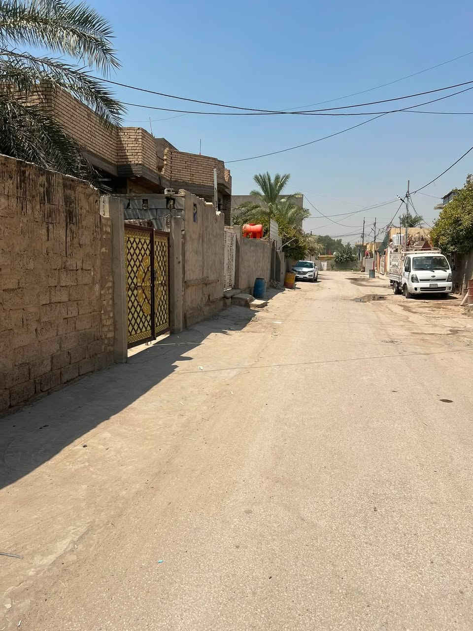 اسلام عليكم دار للبيع مساحه 250 يتكون من
صاله 

غرفتين نوم 

هول 

مطبخ 

المكان حي العمال قرب اسواق نصير الاستفسار *********** 

متواجد خاص
