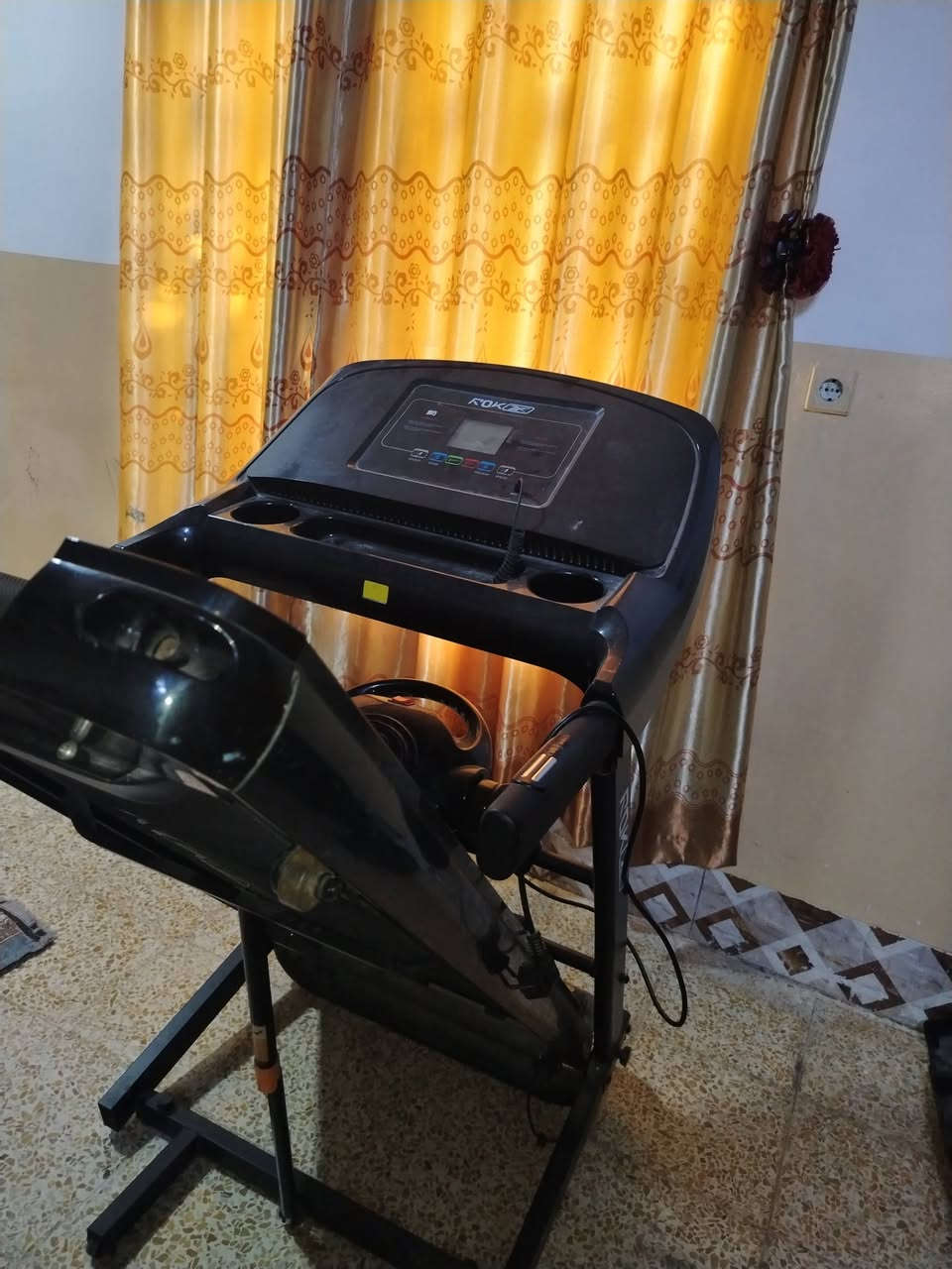 السلام عليكم.. جهاز ركض للبيع  اشتريته ب600الف للبيع السعر 350 بي مجال 

نوع Rokx حجم كبير 

التواصل على هاذا الرقم ***********
