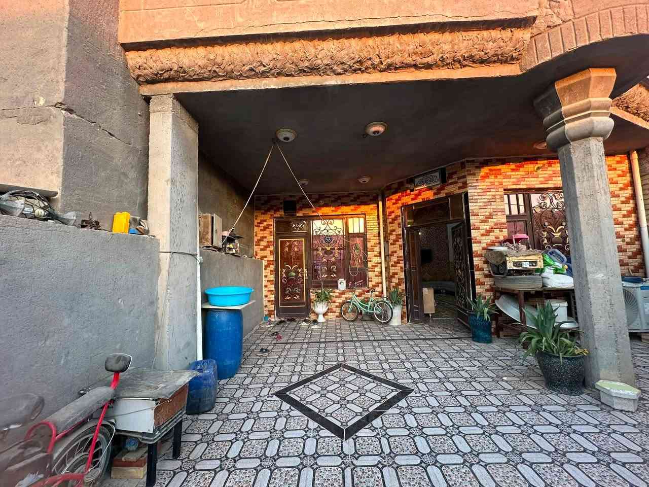 دار سكن طابو صرف في ( حي الأمير الأول ) 
بجانب بيت أستاذ ( حبيب حسين خليل  ابو سجاد )

مساحة ١٦٥ م / وجه ٧ ونص م / نزال ٢٢ م 
بناء بلوك - سقف صب كونكريت 
(( طابقين ))
طابق أول :- ٢ غرف نوم - صحيات داخلية + خارجية
طابق ثاني :- ٢ غرف نوم قيد الأنشاء 

كل الخدمات متوفرة - ماء - كهرباء - تبليط - انارة 
مجاري - ((( شارع بعرض ١٥ م )))(( تحويل مباشر ))

للاستفسار مراجعة مكتب غازي للعقار   
واسط - الزبيدية - قرب أفران المائدة  *********** 
***********
