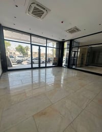 محل للايجار على الشارع العام في الحارثيه موقع مميز مقابل معرض بغداد  م...
