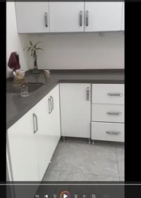طول الكاونتر تقريبا 3 متر والسنك 2 متر مصنوع من ال mdf شغل توصاه والمر...