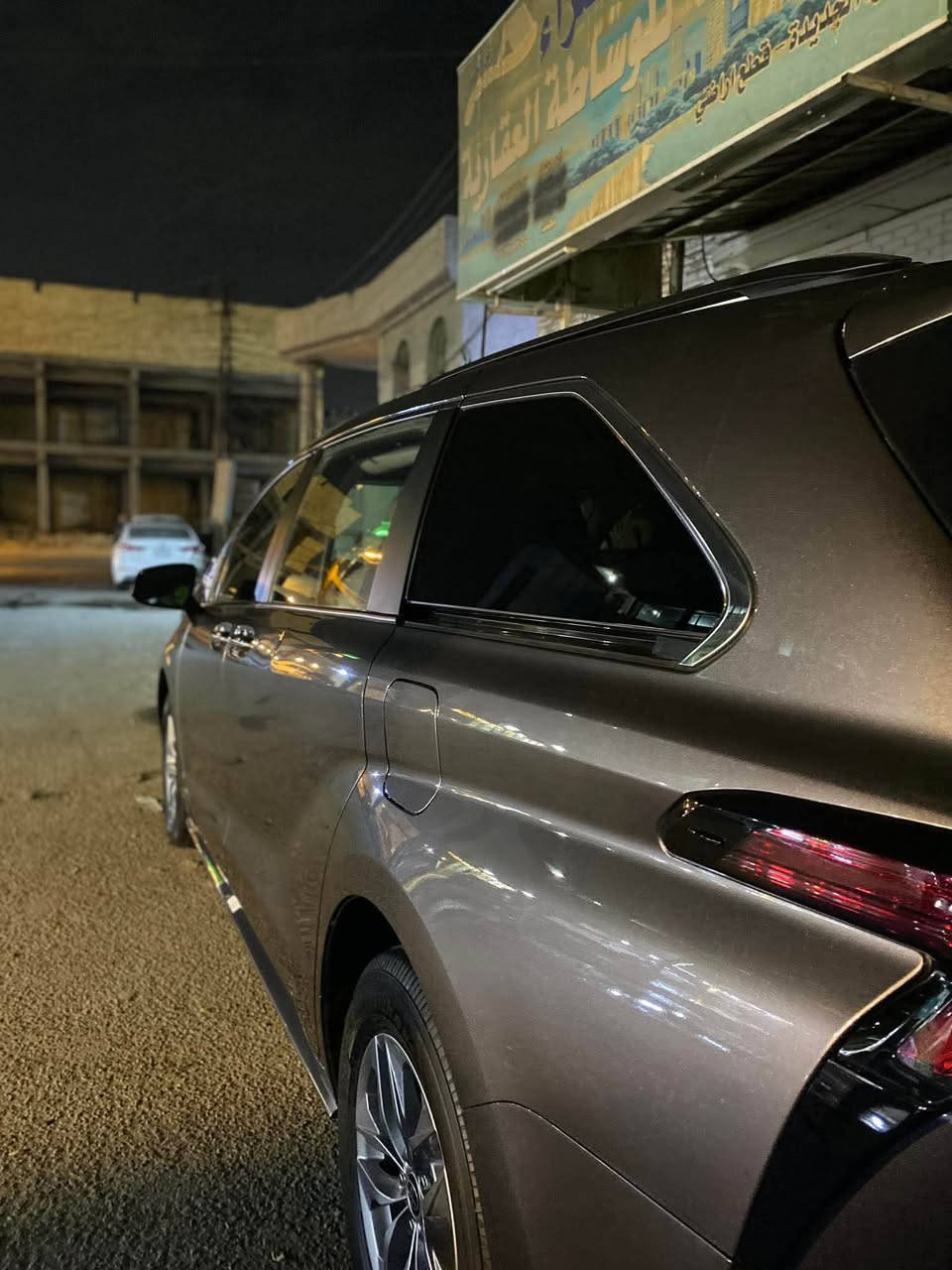 السلام عليكم 
للبيع فقط 
تويوتا سيينا موديل 22 XLe معروفه مواصفاتها 
رقم بغداد بأسمي .رقم انكليزي رقم صنوية جديد
السيارة مابيها الضررب امريكا كلين امريكي ضررها ب العراق فقط شوية صبوغ جاملغ  الأمامي جهة الصدر عكس السايق 
السيارة جديدة برغي ما ناقصها 
ايرباك برده كلها سليم.كوشين جلد رادار بصمة شغال اوتووبريكً.هايبريد كلشي موجود 
السيارة نظيفة احلى من الصور 
 
السعر المطلوب285 ورقه وبيها مجال 
للاستفسار/
***********
0772355545" واتس آب وماسنجر متوفر 
عنوان السيارة/ كركوك التون كوبري
