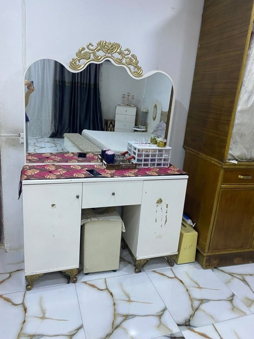للبيع سعر ٣٠٠وبيه مجال اتصال عل هاذه رقم واتساب ***********
