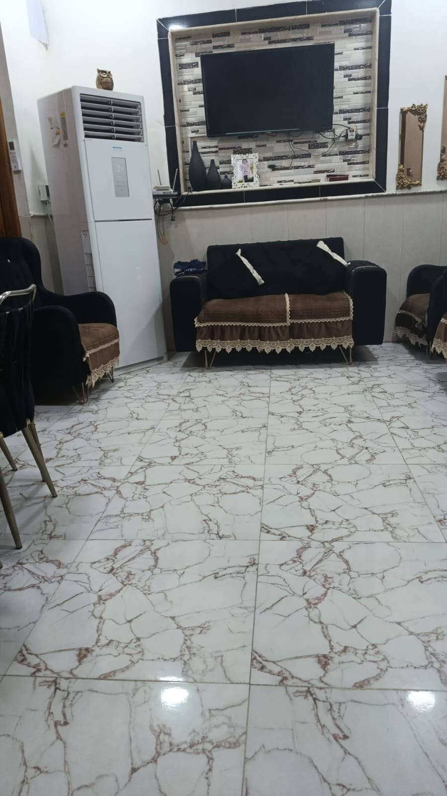 بيت ١٠٠ متر طابو زراعي
سند ٢٥ 
واجهه ٧ ونص نزال ١٣ ونص ( طابقين)
يحتوي الدار على غرفتين وصاله وكليدور ومطبخ 
و٢ صحيات داخليه وخارجيه 
الموقع/ نادر قراغول شارع الكبان فرع الصيدليه ***********
السعر 95 وقابل للتفاوض
