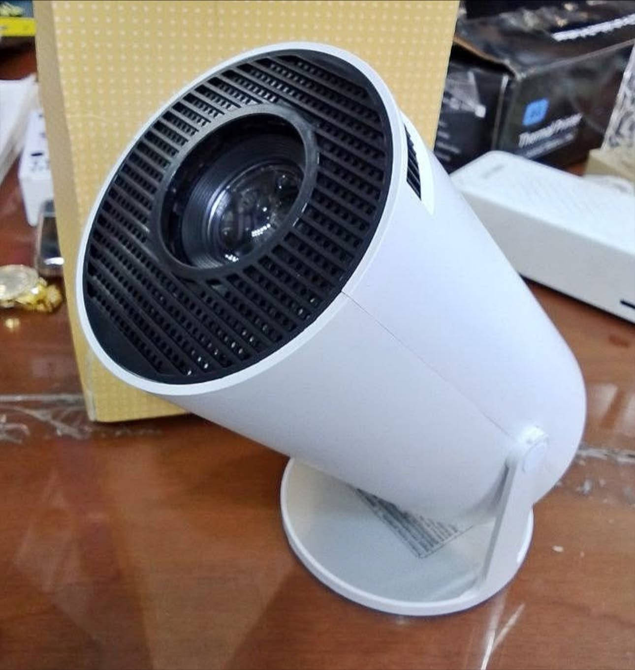 جهاز بروجكتور ذكي محمول (Mini Smart Projector) من طراز HY300، بتصميم أبيض وقاعدة دائرية تتيح تدوير الجهاز بزاوية 180 درجة، مع عدسة ذات إطار أسود مضلع.يعمل غالباً بنظام Android 11 ويدعم الاتصال اللاسلكي (Wi-Fi) والبلوتوث.يوفر دقة عرض عالية ومكبر صوت مدمج لتجربة مشاهدة منزلية.

للتواصل راسلونا على الواتساب 
*********** انضم الى الرابط 

https://chat.whatsapp.com/GkrKGq928KcGVBHuySZlTR?s=cl&p=i&mlu=4

