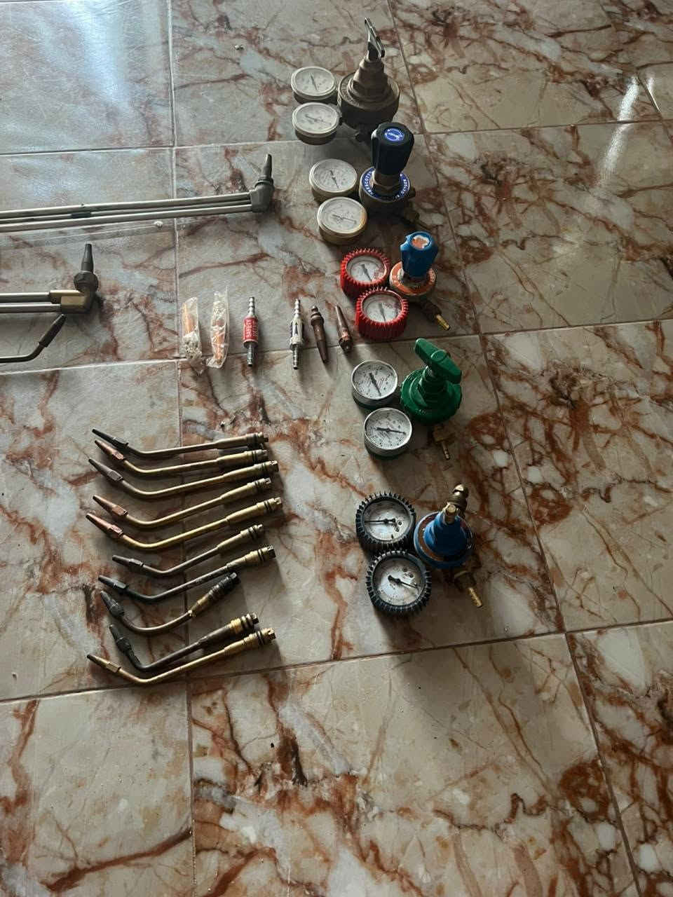 السلام عليكم اخوان اي شي موجود بلتصوير للبيع شلع ادوات جديده واصليه متوفره كافت الادوات وبخدمتكم مكاني بغداد اي ستفسار تصل وخادمك *********** اخوكم ابو حيدر
