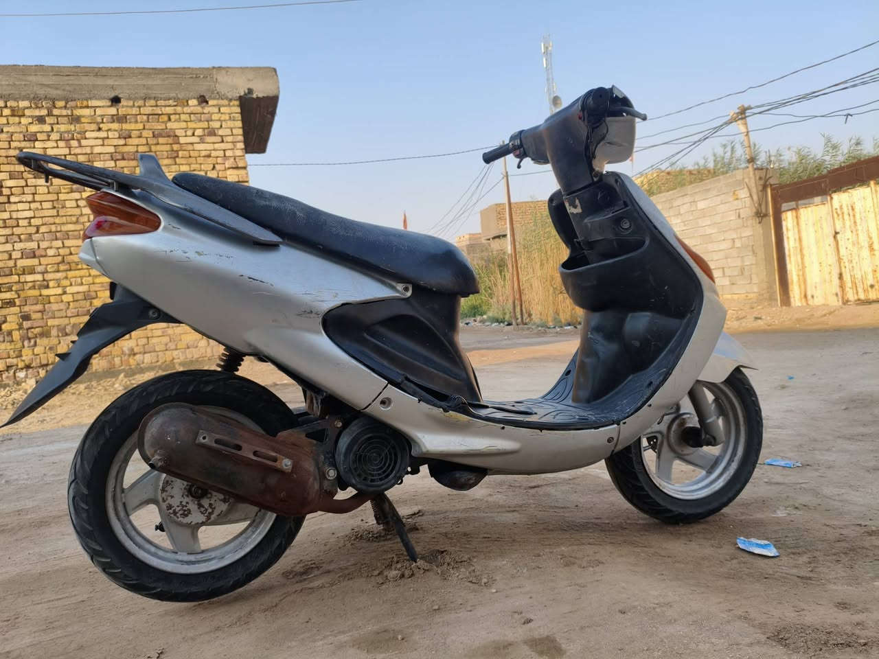 السلام عليكم  درجة  دولفين لبيع كلشي شغال لايت مامي خلفي هورن سلف شغال  درجة  نضيفه  حلوه دبلات مامي خلفي  شاصي شرط مكينه  نضيفه  قفل سكان تواير جديده بيه بس شغله وحده صفحيه وحده مابي  مكان الرميثه *********** سعر 250بيه مجال
