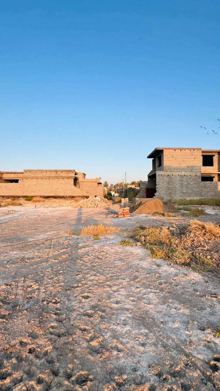 قطعه ارض للبيع مساحه 133م الواجه 7 النزال 19 العنوان دربونه العبيد خلف مضيف شيخ رعد التواصل *********** .
