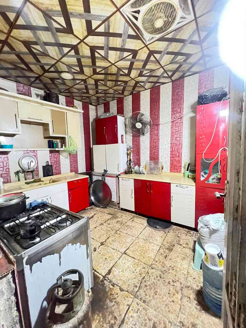 بيت للبيع
مساحه 75
غرفه وصاله ومكشوفه ومطبخ وطارمه وتخاريج 
السعر : 31 مع المجال 
العنوان : النجف /كوفه /حي 17تموز /سايدين الملعب بفرع اسواق جوري مول
للتواصل والاستفسار ع الرقم :  ***********
