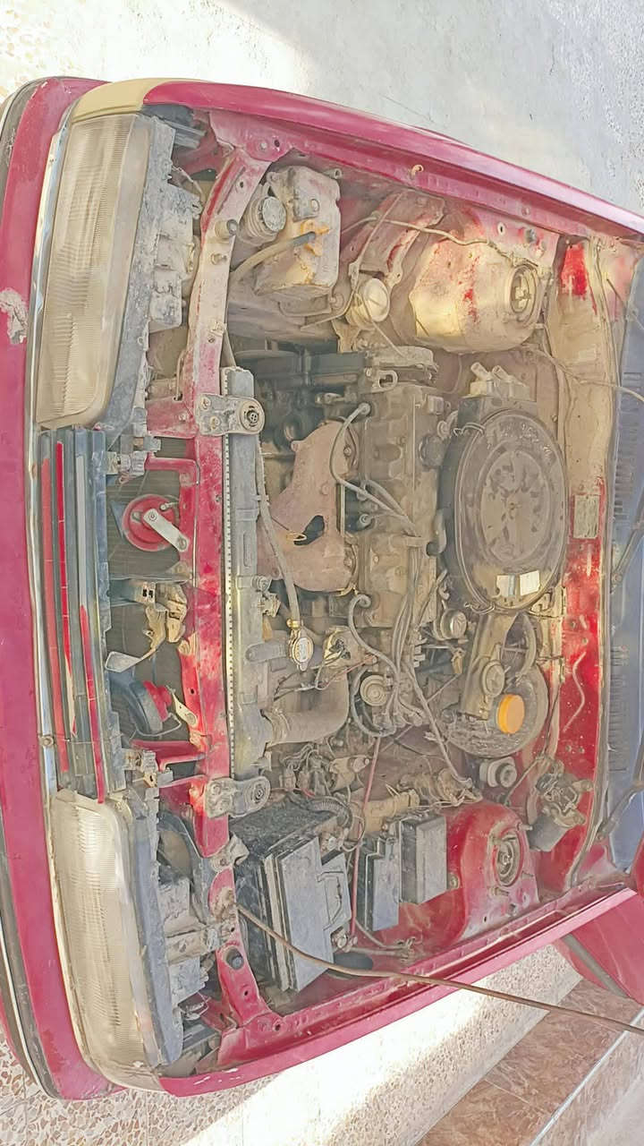 بسم الله الرحمن الرحيم،
معروض للبيع سيارة مازدا 626، موديل 1990، لون احمر، بحالة ميكانيكية جيدة جداً. السيارة جاهزة للاستخدام وتحتاج فقط لبعض اللمسات التجميلية والأوراق الرسمية.
المواصفات والخصائص:
المحرك: بحالة ممتازة، كابريتر،(شرط الفحص).
ناقل الحركة (الكير): ميكانيك (عادي)، بوضع ممتاز (شرط الفحص).
الوقود: فيتبم ميكانيك.
الأوراق: سنوية بيضاء، وكالة.
الحالة الخارجية: كما هو موضح في الصور، توجد بعض الخدوش والصدأ البسيط المناسب لموديل السيارة.
النواقص (يرجى القراءة بتمعن):
1-لا يوجد كابون بنزين.
2-لا يوجد رقم مسطرة.
3-لوحة الأرقام مفقودة(فقط واحدة).
السعر: 17 ورقة.
مكان تواجد السيارة والمالك:
السيارة موجودة في: الموصل - حاوي الكنيسة.
صاحب السيارة الشرعي موجود في: عقرة.
للتواصل والاستفسار:
يرجى الاتصال على الأرقام التالية (المكالمات فقط، ):
📞 ***********
📞 ***********
ملاحظة: يرجى قراءة التفاصيل والنواقص بعناية قبل الاتصال. السيارة تباع على وضعها الحالي، وهي خيار جيد لمن يبحث عن سيارة عملية بسعر مناسب ويستطيع التعامل مع النواقص المذكورة.
