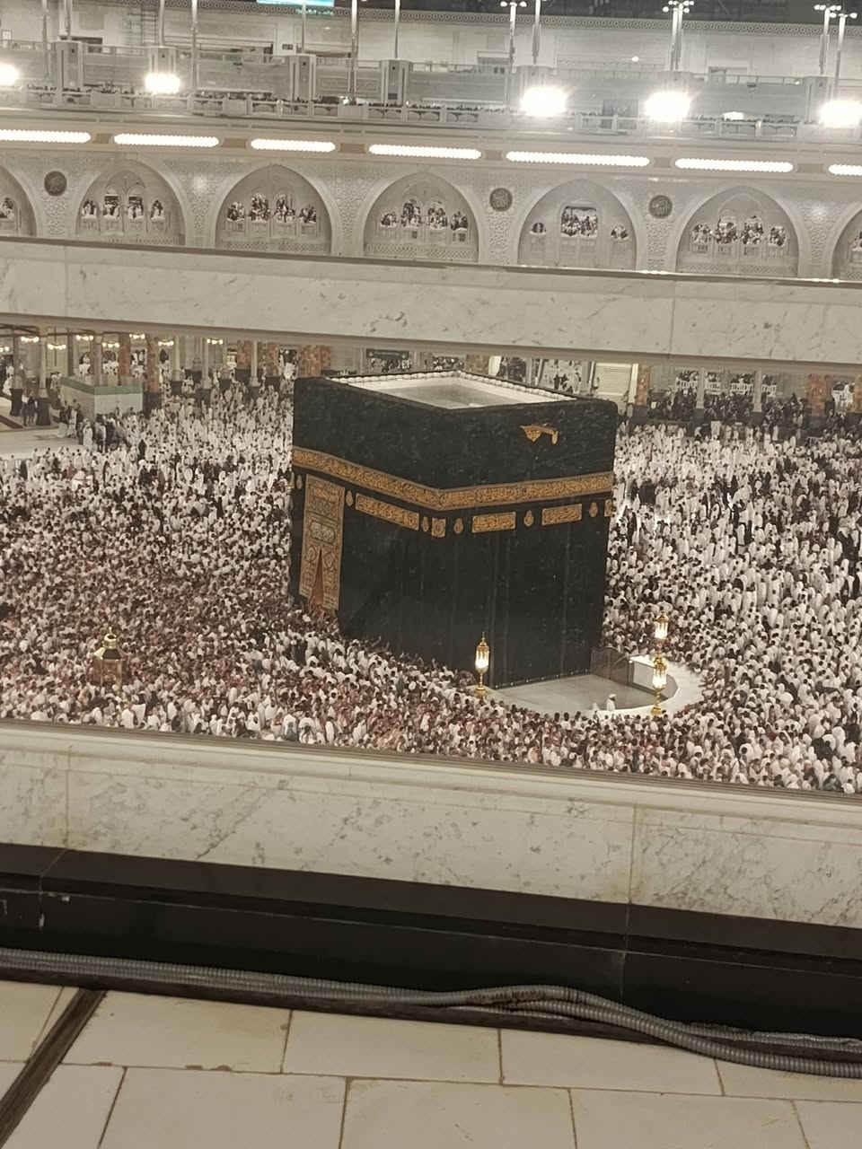 بسم الله الرحمن الرحيم
والصلاة والسلام على رسول الله ﷺ.
الحمد لله الذي بنعمته تتم الصالحات، وبعد إتمام مناسك العمرة المباركة، يستعد معتمرونا الكرام للعودة إلى أرض الوطن، بعد أيامٍ مباركة قضوها في رحاب المدينة المنورة ومكة المكرمة.
وها هم اليوم يحزمون أمتعتهم، ويستعدون للرحيل، ويودّعون أماكن طابت بها نفوسهم، وتعلّقت بها قلوبهم، وتركت في أرواحهم أجمل الذكريات.
نسأل الله أن يتقبّل عمرتهم، ويغفر ذنوبهم، ويكتب لهم الأجر والثواب، وأن يردّهم إلى أهلهم سالمين غانمين، وأن يرزقهم العودة إلى بيته الحرام مراتٍ ومرات.
مكتب المجمعي للحج والعمرة
نسأل الله لكم عمرةً مقبولة وسعيًا مشكورًا وذنبًا مغفورًا. 🤍🕋
