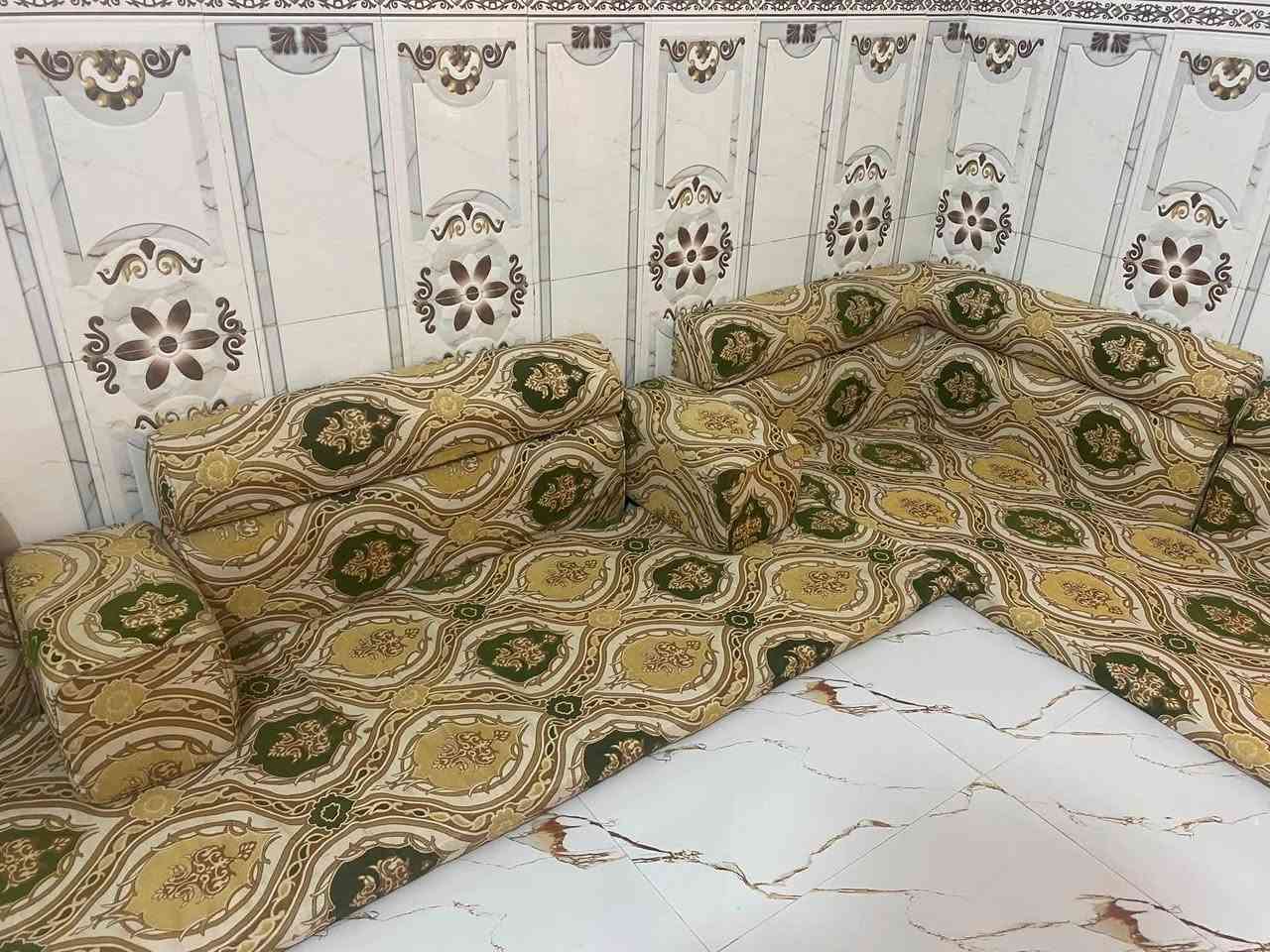 ديوان 7قطع نضيف كلش 350
بردات ام التاج الملكي الوحده ب150
معرض ومنضد خشب 250
ثريه 100
ميز ابلازمه 150

للتواصل ***********
