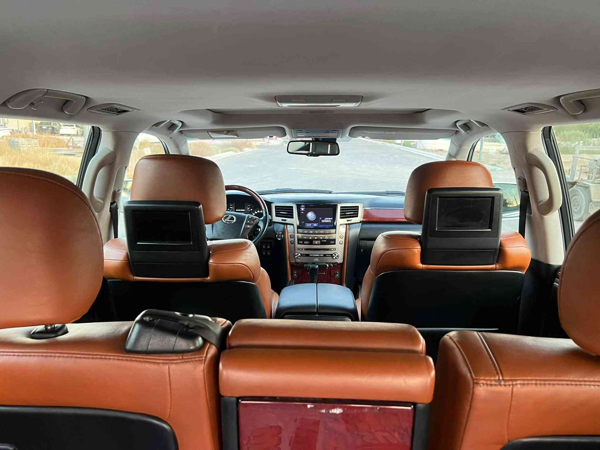 لكزس. LX 570 Sport.  2012 للبيع
المواصفات الأساسية:

2012 الموديل 

الفئة: LX 570 Sport (بريمي)

الممشى 190كم حقيقي

294$.  السعر 💣💣💣

داخلية لوني قرميد 

صفّان من المقاعد

نظام صوت Mark Levinson

الحالة: بيهه صبغ بنيد فقد مكفوله من الدواخل شواصي الغود بدنه شرط كفاله 
كير مكينه مكفولات السياره مابيهه ابد نقص صدر جديد تبريد تايرات السياره احله من الصور 

المحرك والكير بحالة ممتازة ولم يتم فتحهما

لا توجد أي التزامات أو ديون على السيارة

تحويل مباشر

المواصفات:

تشغيل ودخول ذكي (بصمة)

نظام مانع الانزلاق

شاشة معلومات

مقاعد جلد

تدفئة وتبريد للمقاعد

تهوية (شفط) للمقاعد

ذاكرة للمقاعد

ثلاجة

5 كاميرات

حساسات

رادار أمامي

مصابيح زينون

فتحة سقف

باب خلفي كهربائي

مرايا كهربائية

مكيف هواء أوتوماتيكي مزدوج

أوضاع قيادة Eco وSport

العديد من المواصفات الأخرى

رقم الهاتف: ***********
مكان السياره بغداد البلديات

