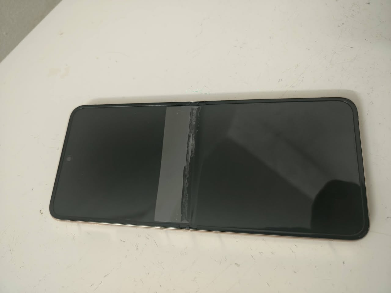 للبيع شاشه
Samsung Galaxy Z Flip 4
 (سامسونج جالاكسي زد فليب 4).
​التفاصيل 
​رمز الموديل (Model Code): يظهر بوضوح على الفلاتة السوداء المطبوعة الداخليّة رمز SM-F7221 و**SM-F721**، ورمز الطراز الرسمي لهاتف Galaxy Z Flip 4 هو SM-F721 (حيث تشير F721 إلى Z Flip 4).
​لون الإطار: الإطار المعدني الخارجي باللون الذهبي الوردي (Pink Gold)
يتواصل مع عل خاص او واتساب
***********
عنواني  كركوك
