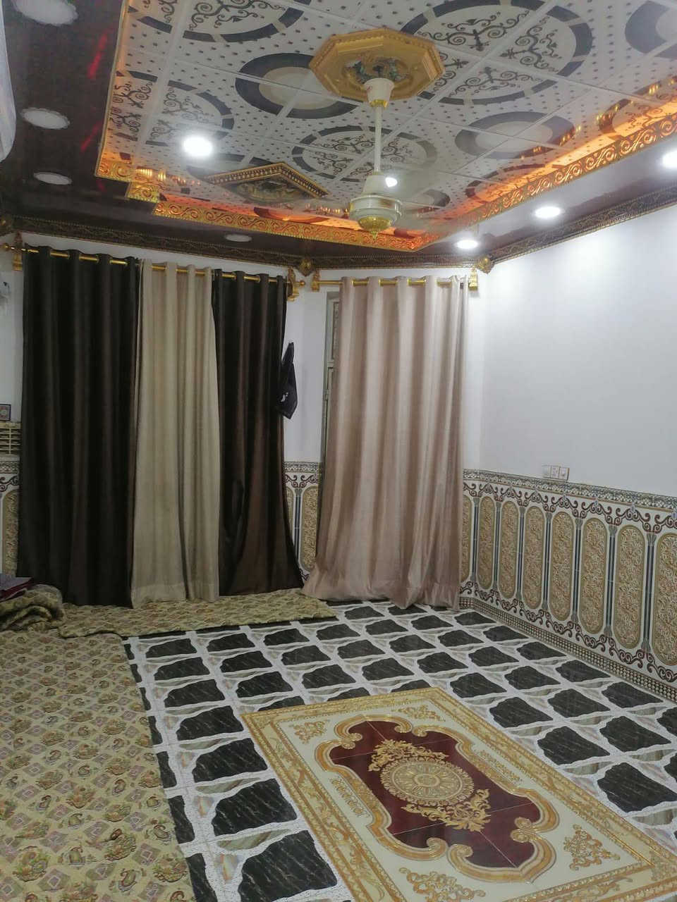 السلام عليكم بيت للبيع المساحه 200 م  البناء بلوك والسقف صب كونكريت قبق بناء 2020 يباع مع الاثاث ***********
السلام عليكم بيت للبيع المساحه 200 م  البناء بلوك والسقف صب كونكريت قبق بناء 2020 يباع مع الاثاث *********** 
غرفتين 
وصاله 
ومطبخ 
واستقبال 
ممر 
طارمه 
حديقه داخليه صغير

