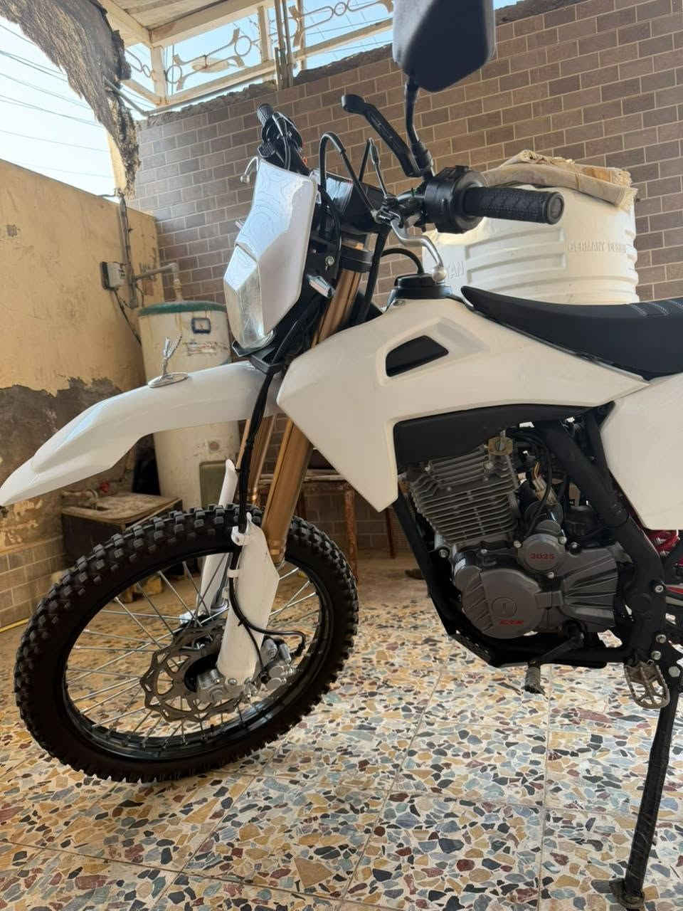 سلام عليكم دراجه للبيع سي ار اكس مكينه 300 وراق صولي داجه زيرو من لوكيل للبيت ماخذها 2000 محتاج وريد بيعها 1500 مضمومه عليها تزويدات كامله  مديل 25 العماره القادسيه رقمي ***********
