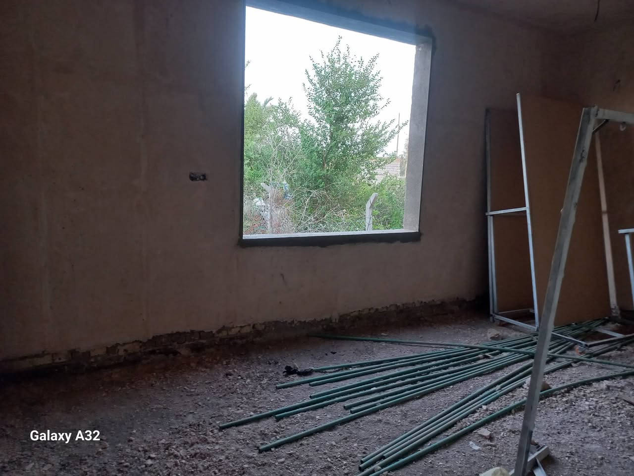 بيت للبيع طريق سومر عفك طابو زراعي سند ٢٥ المساحه مال البنيان ٢٥٠متر يم المدرسة مال الرايه ويه لبيت ٧٥٠ متر تبعد عن الشارع ١٥٠٠متر تفاصيل تصال ***********
