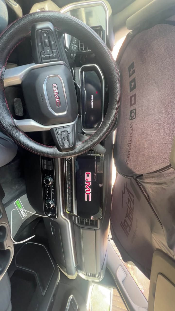 جمس سييرا 2023
V8 5.3L
ماشيه 108الف كم
لون ابيض
مقاعد قماش
عدد المقاعد ٥
كير علاق
تشغيل عن بعد
مقاعد تدفئة 
قطعه وحده والباب مبدل بلاد
السعر 340$ و بيها مجال
للتواصل واتساب ***********

