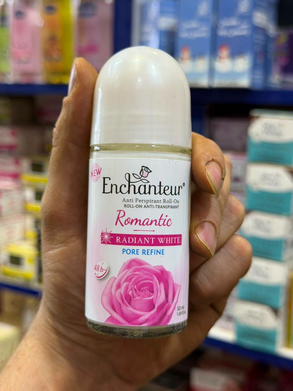 لا توجد تفاصيل

نص مكتوب في الصور:
- PROPOLEO Fresh هو بخاخ معطر ومنعش للفم بالعسل وعكبر النحل (البروبوليس) مكتوب عليه بالعربي: "معطر منعش للفم بالعسل وعكبر النحل" هذا المنتج كلش مشهور بالعراق ومحلات العطاريات، ينباع كبديل طبيعي لبخاخات النفس الصناعية. شنو بيه؟ عسل - معروف بخصائصه + Propolis المادة الأساسية: عكبر النحل المطهرة ومضاد للبكتيريا والالتهاب. النكهات اللي تجي بالعلبة مثل ما واضح بالصورة: 1. Lemon - ليمون 2. Liquorice - عرق سوس 3. Cinnamon - دارسين / قرفة 4. Fruit - فواكه مشكلة (رمان وفواكه) 5. Strawberries - فراولة 6. Mint - نعناع (اللي طالع بالصورة). العلبة الكبيرة تحتوي عادة 12 حبة بخاخ صغير، كل بخاخ ينحط بالجيب. طريقة الاستعمال بخة او بختين مباشرة بالفم، ينعش النفس فوراً ويترك طعم حلو. يستعملوه لازالة رائحة الفم. لترطيب الحلق والتدخين. متوفر لدى عطارية الحاج محسن الزبيدي ميسان | سوق الكروش - عطارية الحاج محسن الزبيدي للاستفسار والحجز *********** واتساب
- اللي بالصورة هو كريم صدفية مشهور جداً في الأسواق. - بالصيني: 银屑修护膏 يعني "مرهم ترميم الصدفية" - بالعربي: كريم الصدفية - بالروسي: Крем от псориаза = كريم ضد الصدفية - الوزن: Net: 30g - الشركة: ZHONGJING و TIANGE 田歌 INDUSTRIAL هذا النوع من الكريمات يباع على أنه "اعشاب طبيعية صينية" لكن فحوصات مخبرية في بريطانيا وأمريكا لكريمات مشابهة جداً له مثل Zudaifu و Yiganerjing أظهرت أنها تحتوي على كلوبيتازول بروبيونات clobetasol propionate وهو كورتيزون قوي جداً من الدرجة الأولى، ولا يصرف إلا بوصفة طبية. كلوبيتازول يستخدم للصدفية المتوسطة إلى الشديدة، لكن العلاج به لا يجب أن يتجاوز أسبوعين ولا أكثر من 50غ في الأسبوع لأنه كورتيزون فائق الفعالية متوفر لدى عطارية الحاج محسن الزبيدي ميسان | سوق الكروش - عطارية الحاج محسن الزبيدي الاستفسار والحجز *********** واتساب