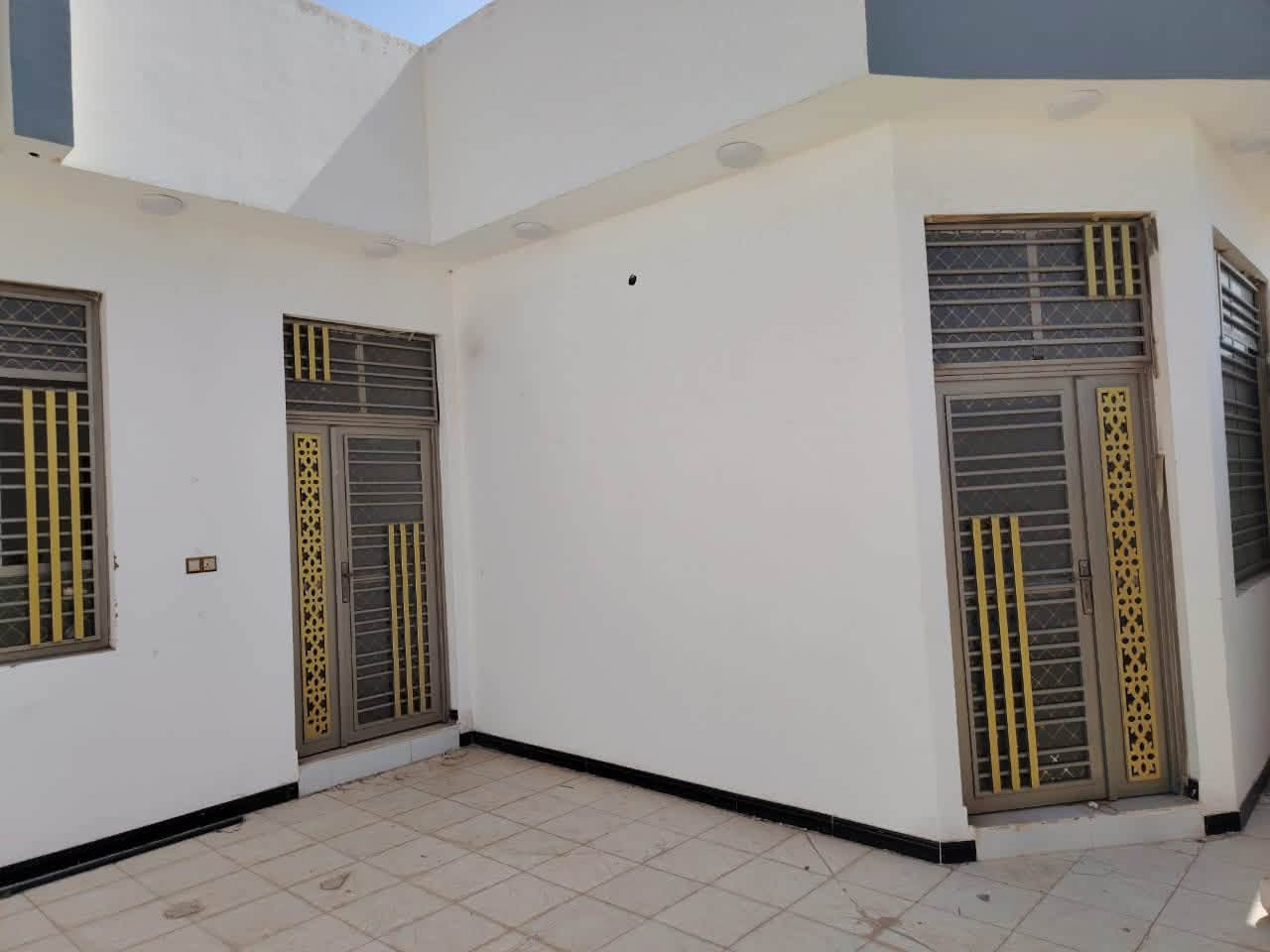 دار ايجار ٢٥٠ متر 📍حي الزهور بناء حديث ايجار ٢٥٠الف
***********
