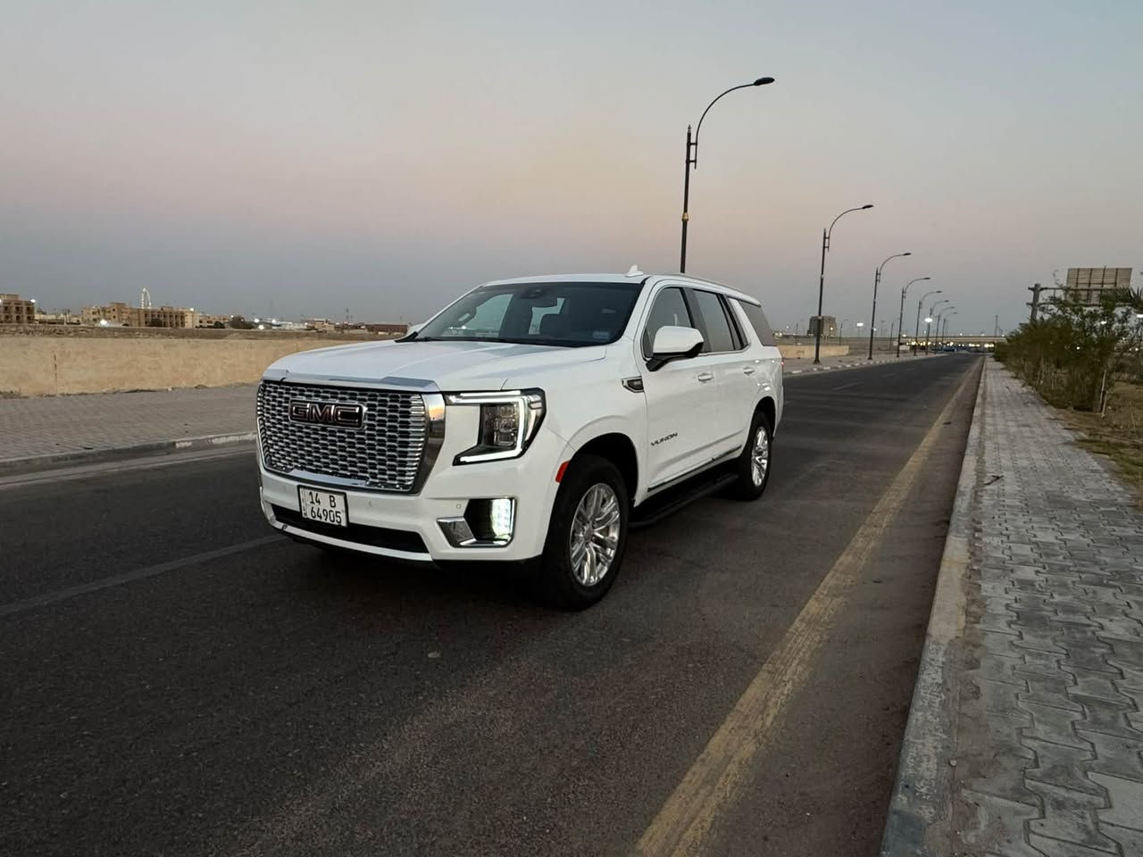 GMC Yukon SLT 2024 جمسي 
* محرك V8 5.3L
* دبل 4WD + دفع ثنائي 2H
* گير أوتوماتيك 10 سرعات
* 8 راكب
* دواخل جلد
* مقاعد أمامية تدفئة تبريد
* شاشة ومواصفات أمان متكاملة
* لون أبيض، شكل SLT
* رقم بصرة كتاب شهداء 
* حادثها 3 قطع چاملغين وبنيد
* مكان السيارة البصرة السعر 42,000$
* للأستفسار ***********
