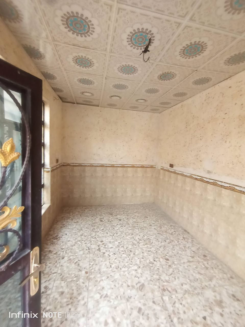 للإيجار دار 100متر منطقة 84 

النجف  // حي ــ ميسان

غرفة + استقبال + صاله + مطبخ +
صحيات  داخلية + خارجية  + منور +  طارمه 

اجاره ٣٥٠ الف 

,الماء والكهرباء على صاحب الدار 

للاستفسار
 ***********

نص مكتوب في الصور:
- Infinix NOTE 10 PRO