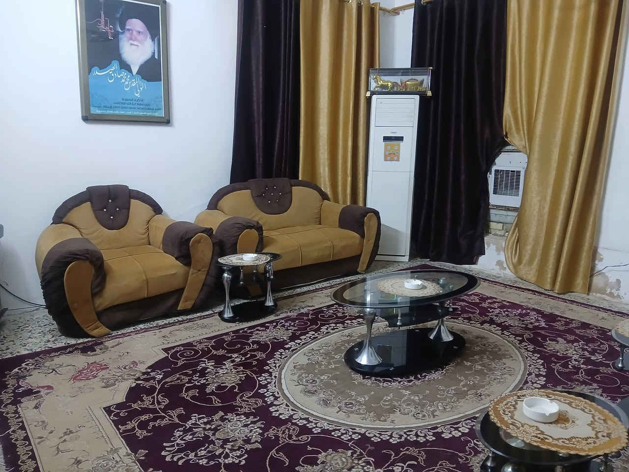 السلام عليكم 
تخم قنفات للبيع سبع مقاعد مع طبلات عدد 3وطبلة كبيرة النظافة 80% العنوان بغداد الحسينية مال الراشدية الضباط قرب مركز الزهور السعر مناسب خاص أو واتساب أو الاتصال ع الرقم *********** متواجد
