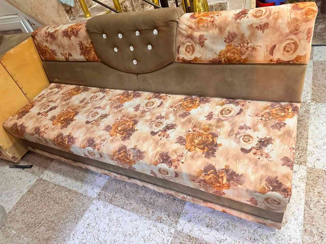 ديوان للبيع ***********
سبب البيع اسوي مغربي للبيت ما يلوك ويه لون الغرفة 

ديوان عمل يدوي يم نجار اصلي مضبوط اليريد يراسلني او يخابر رقم.

مع ٦ كوشات
