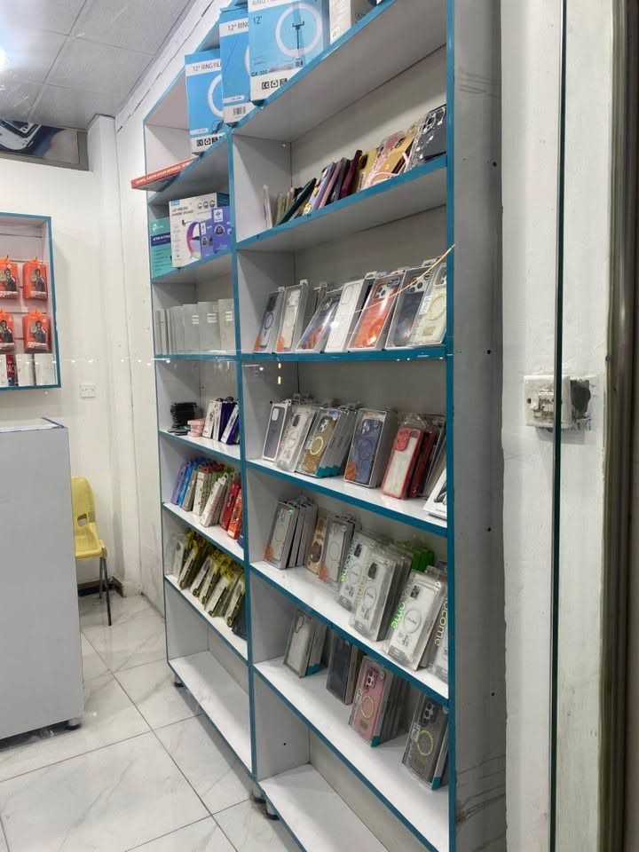 غراض محل  محل كامله شواحن وساعات واكسسوارات ابيعهن اقل من سعر التاجر للجاد والشراي وادوات صيانه  انطيه هديه ***********اني ماخذهن ١٥٠٠ بلجمله رايدهن ١٤٠٠ قابل للتفاوض بس شرط ياخذ المحل شلع
